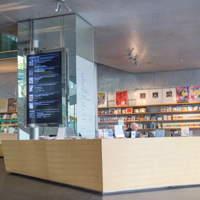 Infodisplay im Foyer der Akademie der Künste Berlin – Medientechnik am Empfangstresen