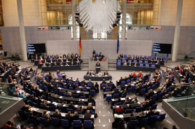Deutscher Bundestag Plenarsaal Sitzung wo 2 LCD Video Wände zu sehen sind. Die Installation erfolgte von Pro Video GmbH