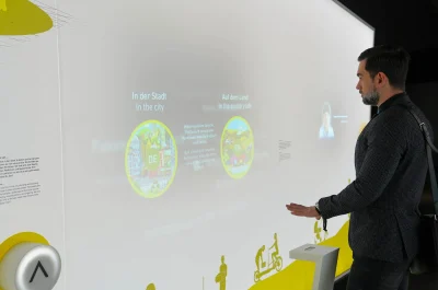 Interaktive Medientechnik im Futurium Berlin – Besucher steuert Exponat mit Gestensteuerung
