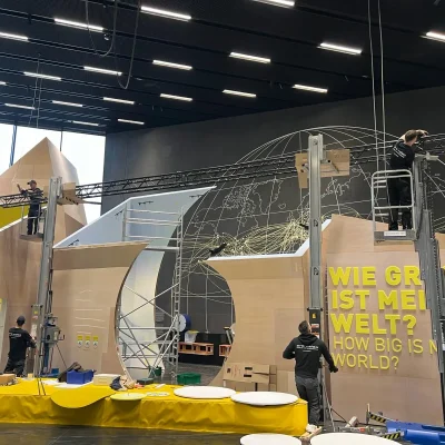 Medientechniker von pro video GmbH bei einer neuen Installation im Futurium