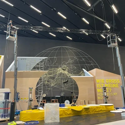 Medientechniker von pro video GmbH bei einer neuen Installation im Futurium