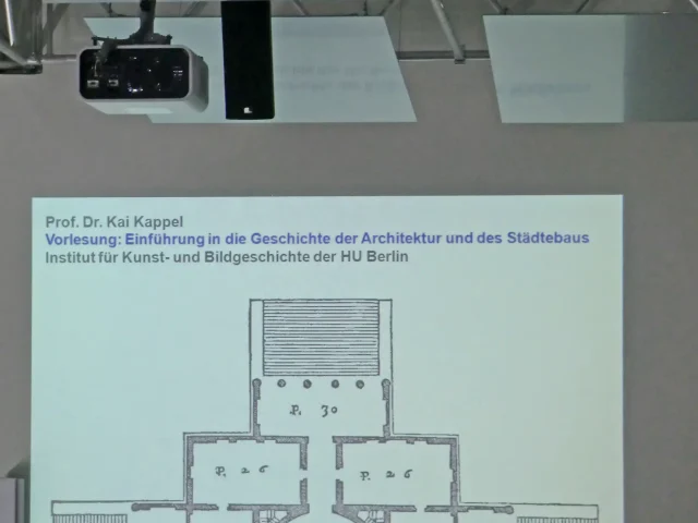 Humboldt-Universität zu Berlin Projektion durch Projektor Hörsaal. Medientechnik von Pro Video GmbH installiert.