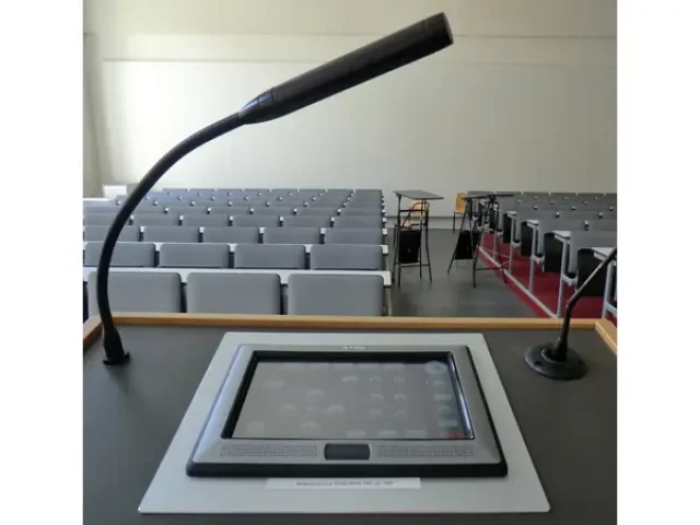 Humboldt-Universität zu Berlin Touchpanel und Mikrofon Hörsaal. Medientechnik von Pro Video GmbH installiert.