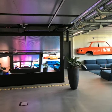 LED-Wand im Lounge-Bereich bei Immoscout24 München