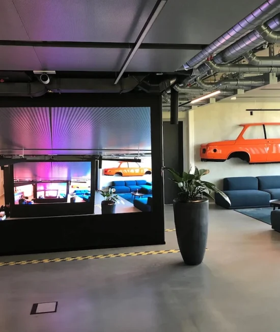 LED-Wand im Lounge-Bereich bei Immoscout24 München