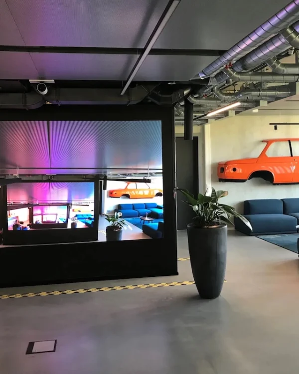 LED-Wand im Lounge-Bereich bei Immoscout24 München