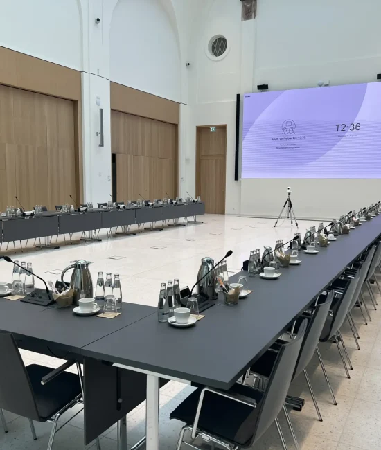 Konferenzraum mit modernster Medientechnik LEDwand - Ein Projekt von pro video GmbH