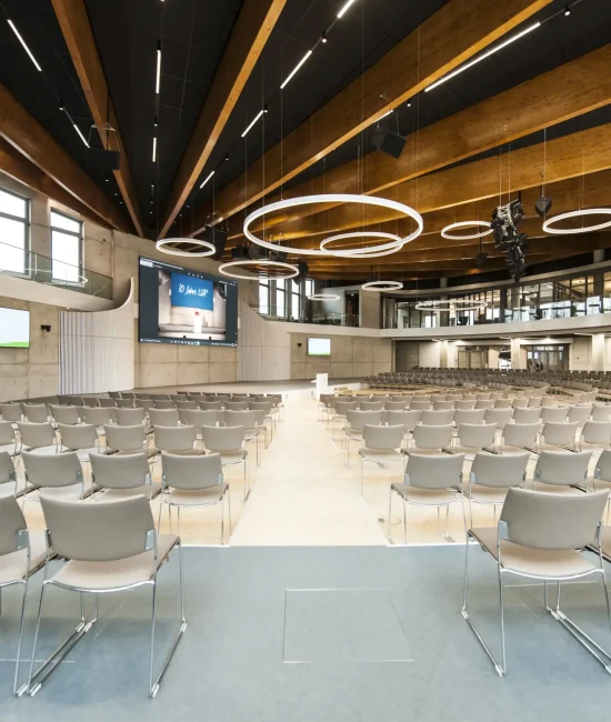 Parchim Landratsamt, Putlitzer Straße 25, Kreistag Solitär II – Modernste Medientechnik und eindrucksvolle LED-Wand für Konferenzen, realisiert von Pro Video GmbH. Berlin Konferenztechnik & Broadcast.
