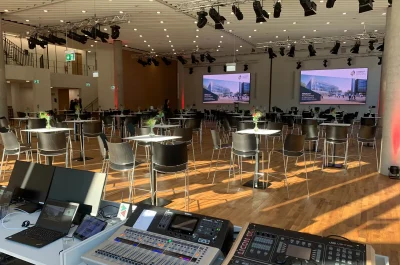 Event-Location Meeting Hall mit LED Video Walls und Streaming Technik Swiss Life Karriere-Campus Hannover