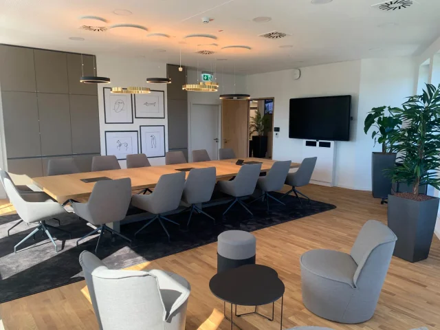 Qualifikationen & Zertifizierungen 5 Moderner Konferenzraum bei Swiss Life mit integrierter Medientechnik von PRO VIDEO GmbH