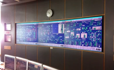 Frontalansicht der LED-Großbildanzeige mit Arbeitsplatzmonitoren in der Leitwarte des HKW Mitte, installiert durch PRO VIDEO