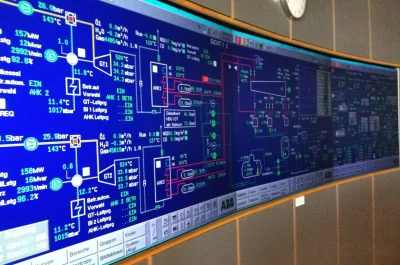 Seitliche Nahaufnahme der LED-Großbildanzeige in der Vattenfall Leitwarte mit technischer Prozessvisualisierung, umgesetzt von PRO VIDEO