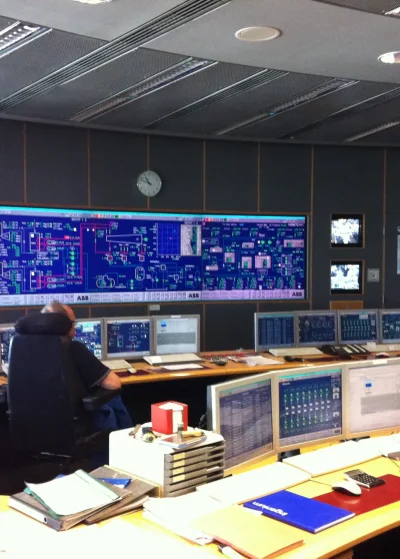 Leitwarte im Heizkraftwerk Mitte Berlin mit LED-Großbildanzeige und Bedienarbeitsplätzen, ausgestattet durch PRO VIDEO
