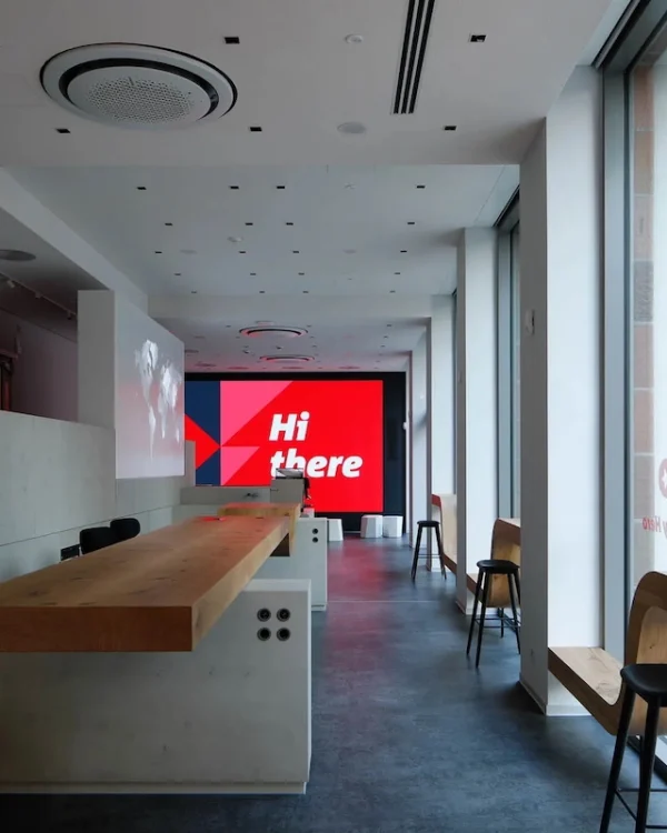 LED-Wand und interaktive Medientechnik im Foyer von Delivery Hero bei gedimmter Beleuchtung, realisiert durch PRO VIDEO GmbH