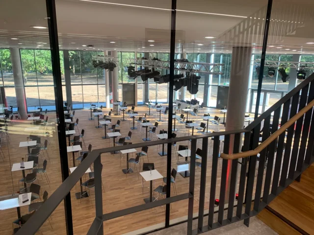 Blick in den Veranstaltungssaal des Karriere-Campus Hannover mit Medientechnik und flexibler Bestuhlung