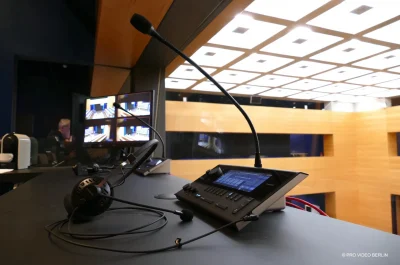 Dolmetscherarbeitsplatz mit Sprechstelle und Headset im Hauptstadtforum der Konrad-Adenauer-Stiftung, realisiert von PRO VIDEO GmbH