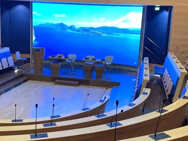 Qualifikationen & Zertifizierungen 3 Konkave LED-Videowand im Hauptstadtforum der Konrad-Adenauer-Stiftung, installiert von PRO VIDEO Berlin
