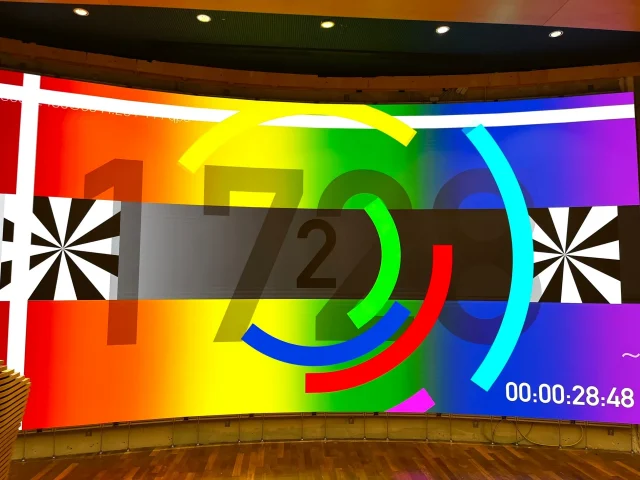 Testbild auf der konkaven LED-Videowand im Hauptstadtforum der Konrad-Adenauer-Stiftung, installiert von PRO VIDEO GmbH
