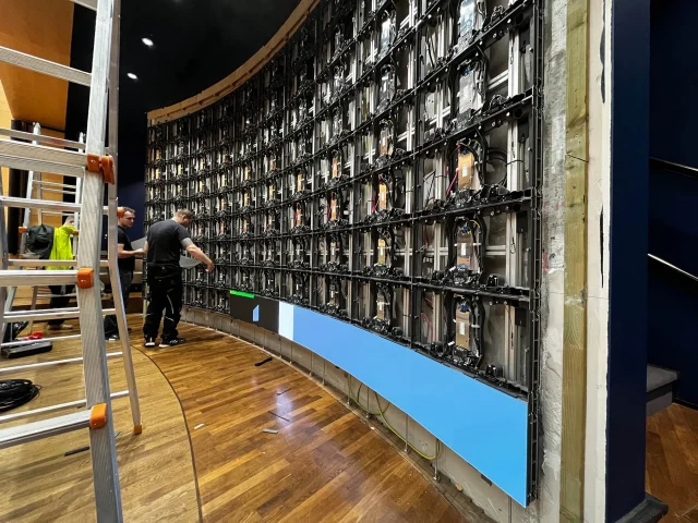 Blick in den fertig ausgestatteten Sitzungssaal der Konrad-Adenauer-Stiftung mit LED-Videowand, umgesetzt von PRO VIDEO GmbH