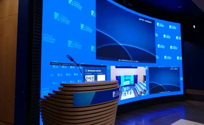 Finale Ansicht der konkaven LED-Wand (LED-Video-Wand) mit Rednerpult im Hauptstadtforum der Konrad-Adenauer-Stiftung e.V.(KAS), realisiert von PRO VIDEO GmbH