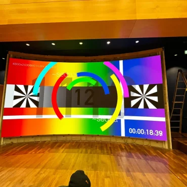 Kalibrierung der konkaven LED-Videowand im Hauptstadtforum der Konrad-Adenauer-Stiftung, umgesetzt durch PRO VIDEO GmbH