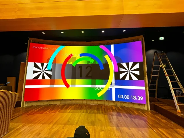 Kalibrierung der konkaven LED-Videowand im Hauptstadtforum der Konrad-Adenauer-Stiftung, umgesetzt durch PRO VIDEO GmbH