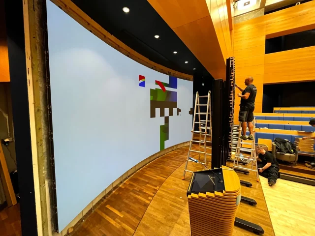 Montage der konkaven LED-Videowand im Hauptstadtforum der Konrad-Adenauer-Stiftung durch PRO VIDEO GmbH