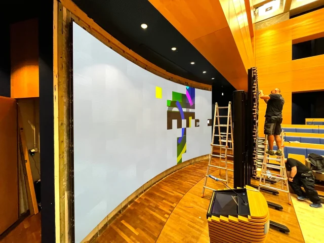 Montagearbeiten an der LED-Videowand im Hauptstadtforum der Konrad-Adenauer-Stiftung, durchgeführt von PRO VIDEO GmbH
