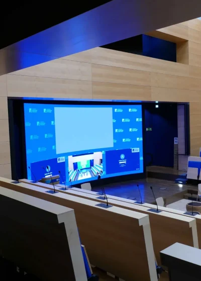 Vollansicht des Hauptstadtforums der Konrad-Adenauer-Stiftung mit LED-Wand und Medientechnik von PRO VIDEO GmbH
