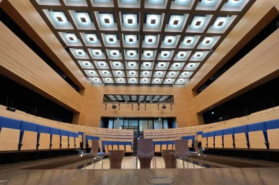 Panoramaansicht des modernisierten Plenarsaals der Konrad-Adenauer-Stiftung mit Medientechnik von PRO VIDEO GmbH