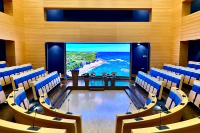 Blick in den fertig ausgestatteten Sitzungssaal der Konrad-Adenauer-Stiftung mit LED-Videowand, umgesetzt von PRO VIDEO GmbH