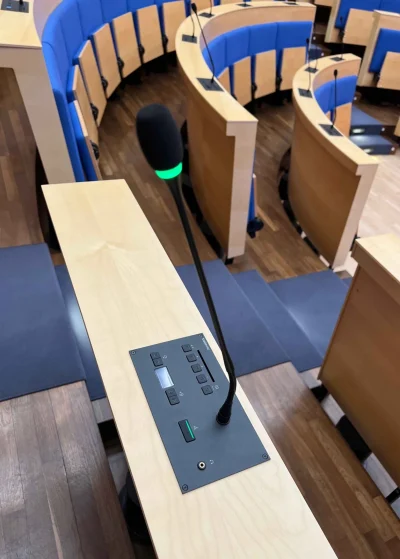 Aktive Televic-Sprechstelle mit grünem Lichtsignal im Plenarsaal der Konrad-Adenauer-Stiftung, installiert durch PRO VIDEO GmbH