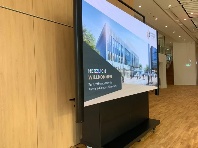 Begrüßungsgrafik auf mobilem LED-Screen im Karriere-Campus Hannover