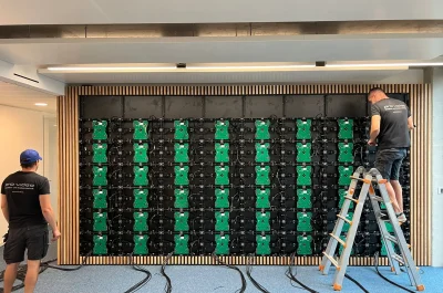 Techniker von PRO VIDEO GmbH bei der Installation der LED-Wand – Universität Bremen