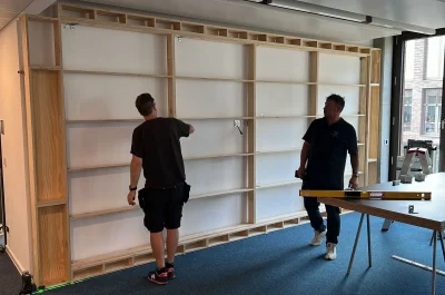 Holzrahmen-Unterkonstruktion für LED-Wand im Seminarraum der Universität Bremen – technische Vorleistung für PRO VIDEO Projekt