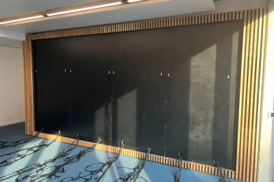 Schwarze Rückwand mit vorbereiteten Kabelsträngen zur LED-Wand-Installation im Seminarraum der Universität Bremen – Medientechnikprojekt von PRO VIDEO GmbH Berlin