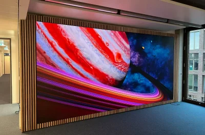 LED-Wand von PRO VIDEO im Seminarraum der Universität Bremen zeigt farbintensive Darstellung des Jupiter mit Ringen und Galaxiehintergrund