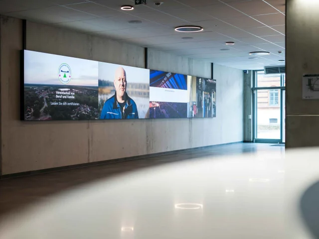 Qualifikationen & Zertifizierungen 4 Digitale Signage-Lösung im Foyer des Landkreises Ludwigslust-Parchim – PRO VIDEO GmbH