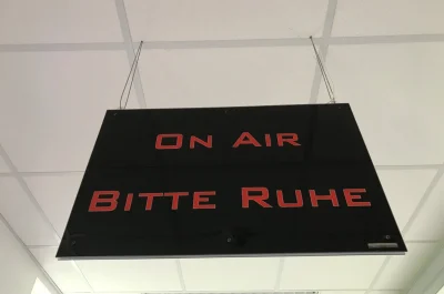 PRO VIDEO GmbH – ON AIR-Leuchtschild in der Studioumgebung der Hochschule Magdeburg-Stendal