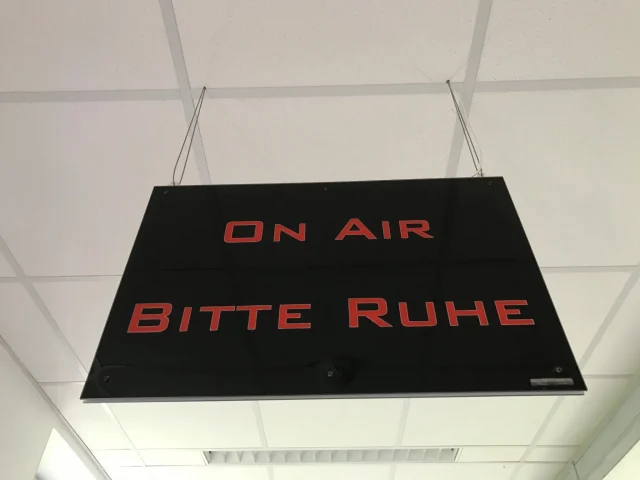 PRO VIDEO GmbH – ON AIR-Leuchtschild in der Studioumgebung der Hochschule Magdeburg-Stendal