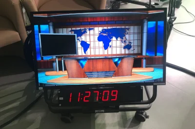 PRO VIDEO GmbH: Vorschaumonitor mit digitaler Uhr im 4K-Fernsehstudio der Hochschule Magdeburg-Stendal