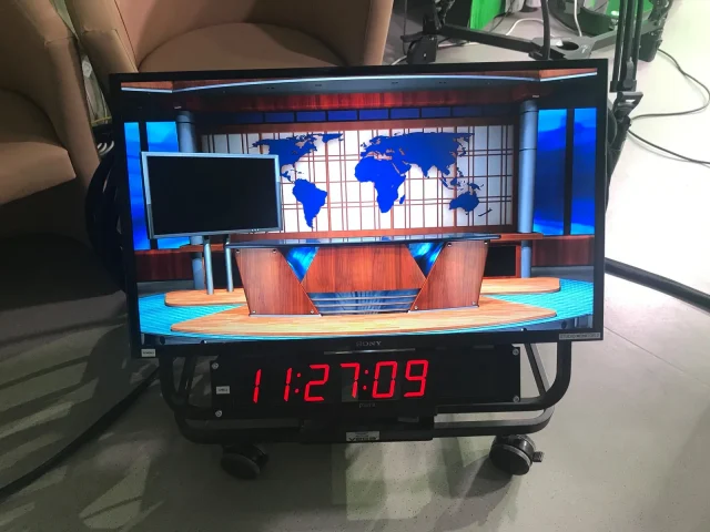 PRO VIDEO GmbH: Vorschaumonitor mit digitaler Uhr im 4K-Fernsehstudio der Hochschule Magdeburg-Stendal