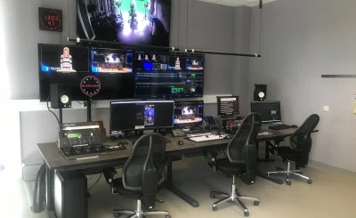 PRO VIDEO GmbH: UHD-Regiearbeitsplatz mit Multiview-Wand im TV-Studio der Hochschule Magdeburg-Stendal
