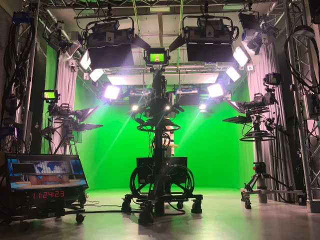 TV-Studio der Hochschule Magdeburg mit Greenbox, Studioleuchten und 4K-Kameras, installiert von PRO VIDEO GmbH