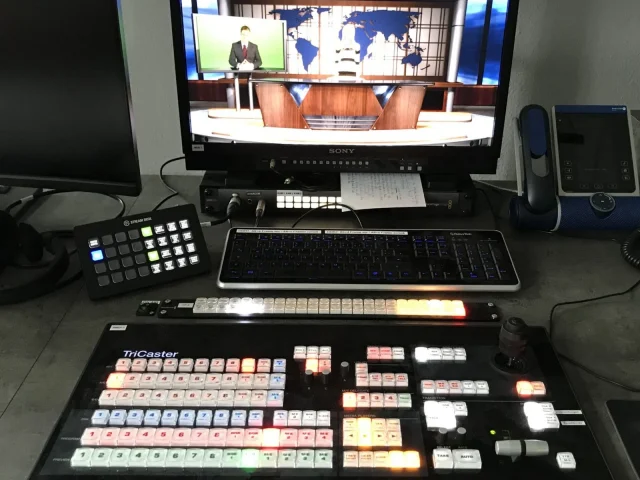 UHD-Videomischer mit TriCaster-Bedienpanel im Fernsehstudio der Hochschule Magdeburg-Stendal