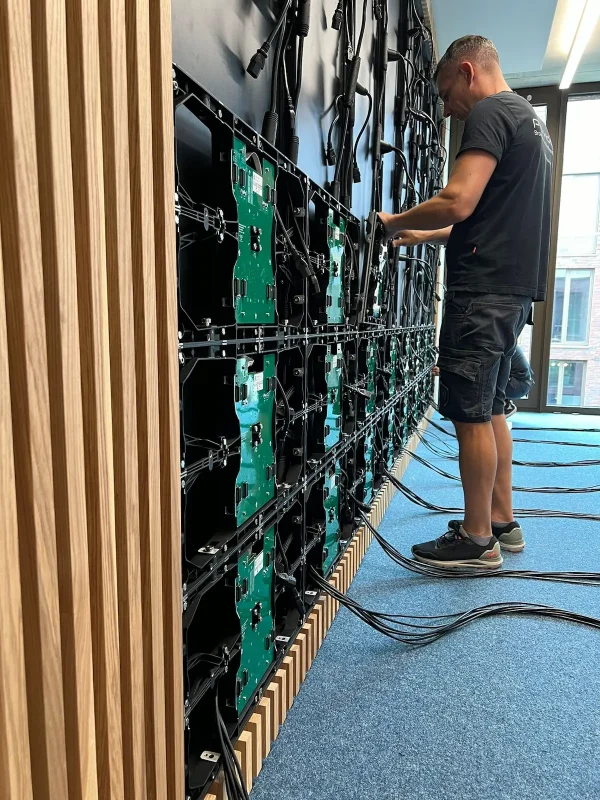 Techniker montiert LED-Wand an der Universität Bremen – PRO VIDEO GmbH