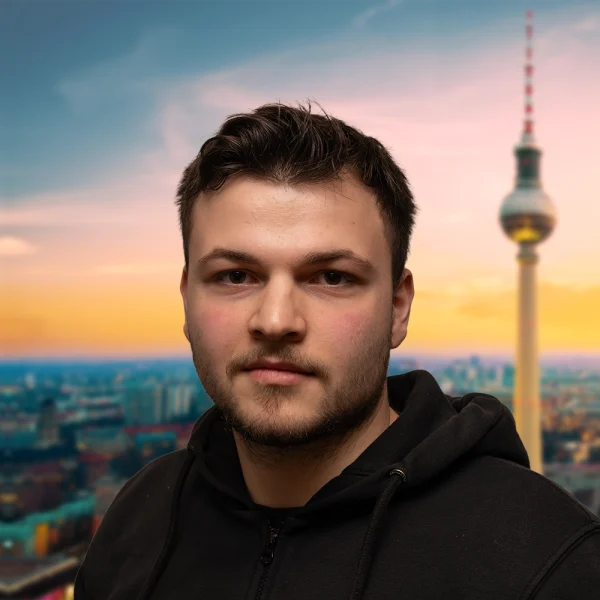 Alper Yol, Trainee Technical Engineer im Team PRO VIDEO GmbH, unterstützt die Installation und Integration von Medientechnik-Systemen