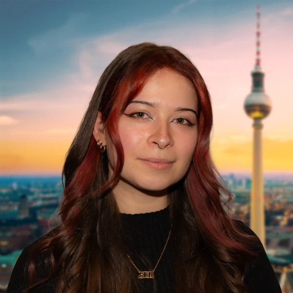 Paulina Wiegel, Trainee IT im Team PRO VIDEO GmbH, unterstützt die technische Infrastruktur und Medientechnik