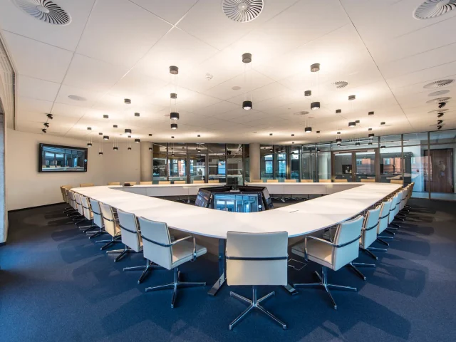 Konferenzraum im Kreistag Parchim mit integrierter Konferenztechnik – realisiert von PRO VIDEO GmbH