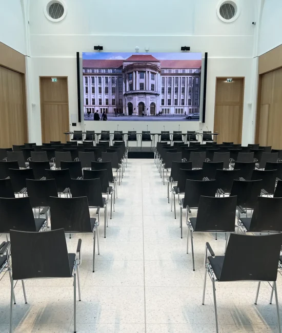 LED-Wand und Medientechnik im Konferenzzentrum KOM27 Berlin – realisiert durch PRO VIDEO GmbH